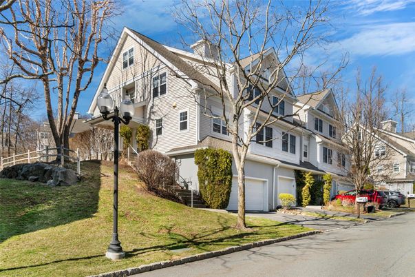 Attached, Exterior, Facade, Queen Anne Victorian