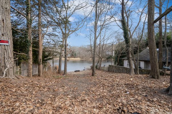 Exterior, Lake