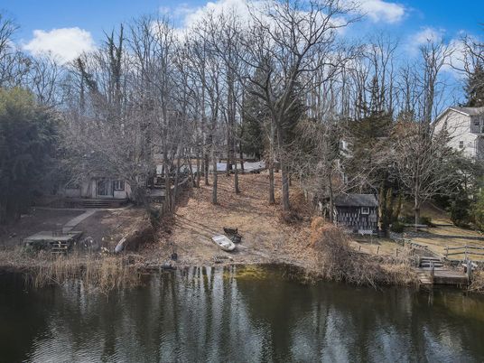 Exterior, Lake