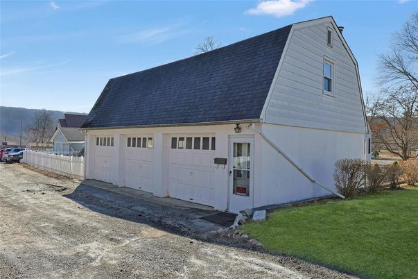 Attached, Exterior, Facade, Cape Cod