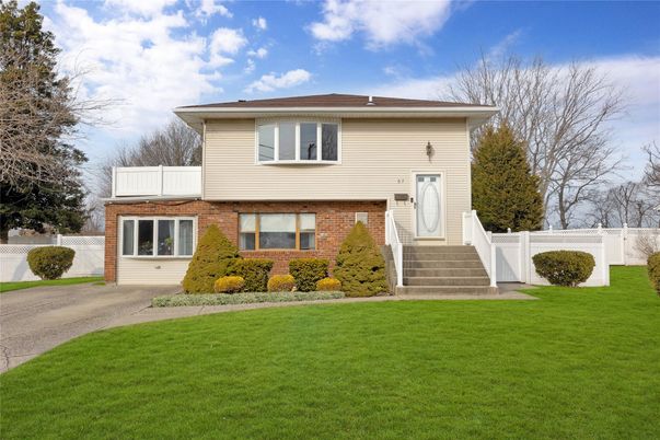 Attached, Exterior, Facade, Brick Facade, Split Level