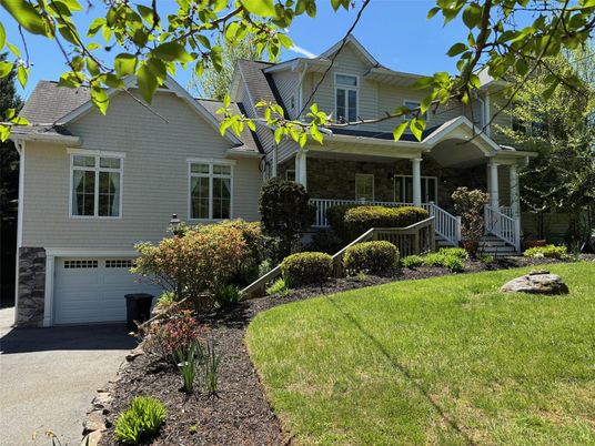 Attached, Exterior, Facade, Queen Anne Victorian