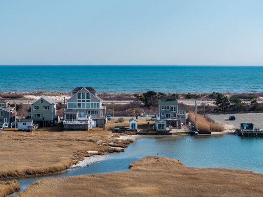 Exterior, Lake