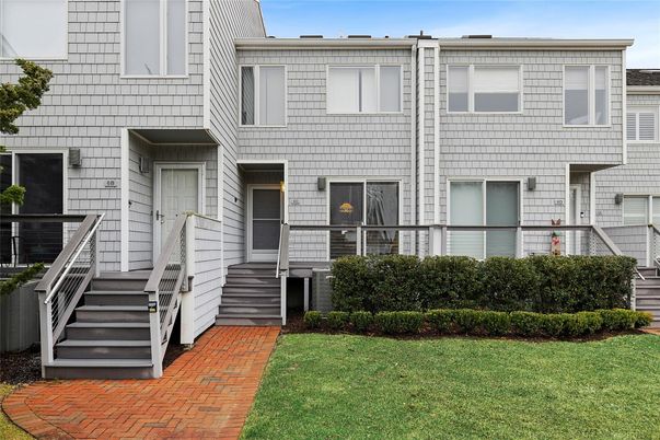 Exterior, Facade, Rowhouse