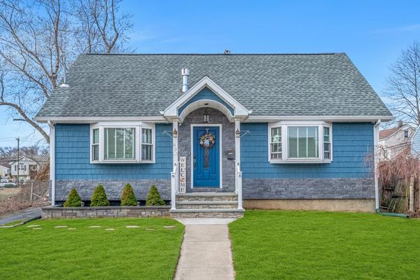 Exterior, Facade, Cape Cod