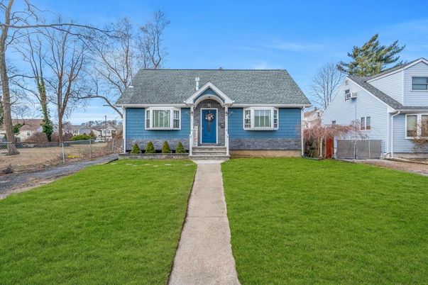 Exterior, Facade, Cape Cod