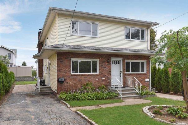 Exterior, Facade, Brick Facade, American Foursquare