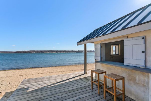 Exterior, Lake