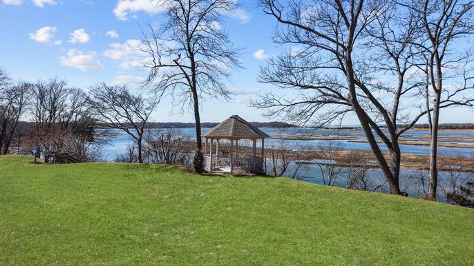 Exterior, Lake