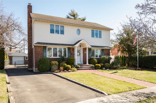 Exterior, Facade, Brick Facade, Split Level
