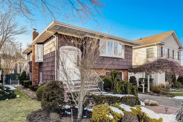 Attached, Exterior, Facade, Brick Facade, Split Level
