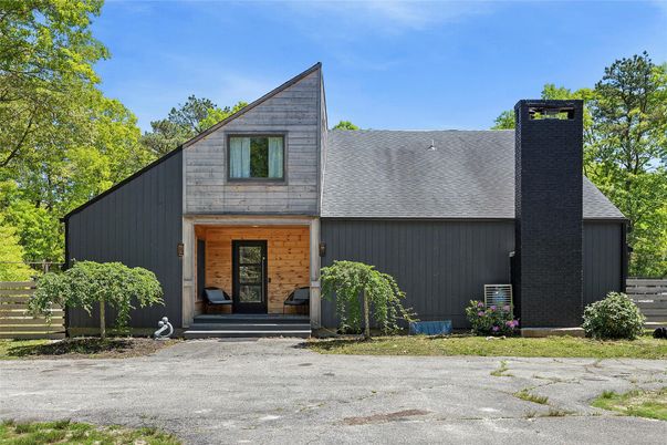 Exterior, Facade, Farmhouse