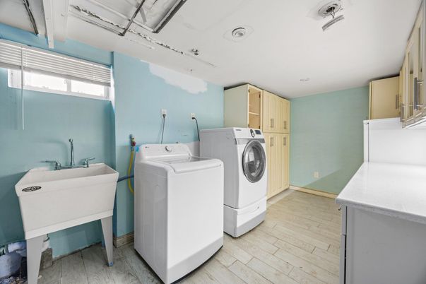 Interior, Washer, Wood Texture Flooring