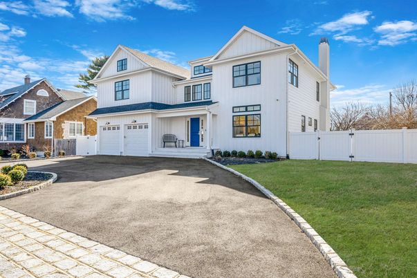 Attached, Exterior, Facade, Farmhouse