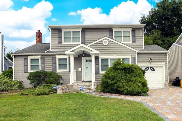 Attached, Exterior, Facade, Split Level