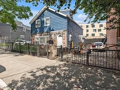Exterior, Facade, Brick Facade, Queen Anne Victorian