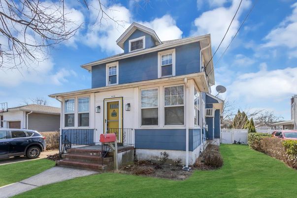 Exterior, Facade, American Foursquare