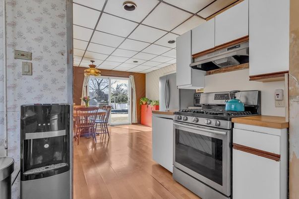 Dining room, Interior, Kitchen, Pendant Lights, Stainless Steel Appliances, Wood Texture Flooring