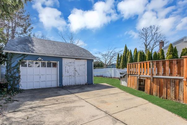 Detached Garage, Exterior