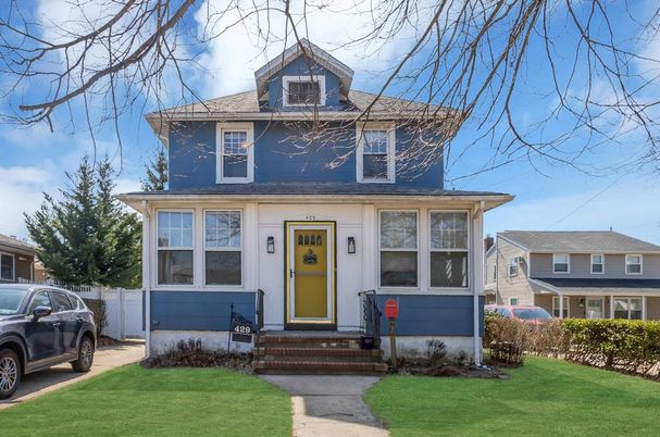 Exterior, Facade, American Foursquare