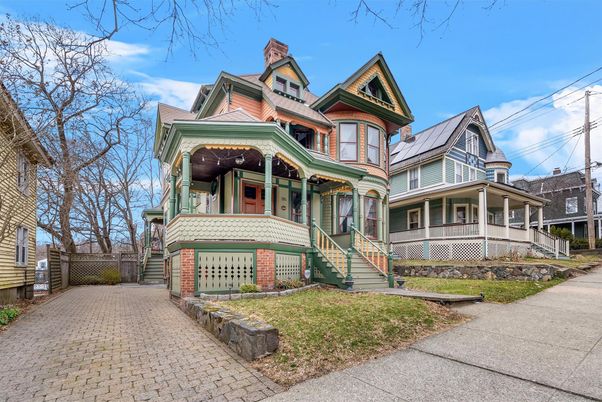 Attached, Exterior, Facade, Queen Anne Victorian
