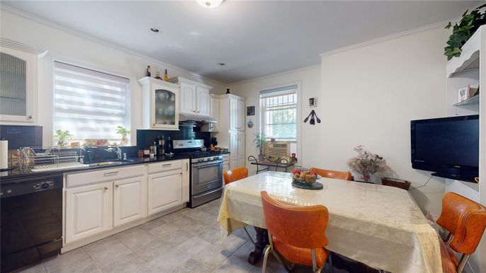 Dining room, Interior, Kitchen, Recessed Lighting, Stainless Steel Appliances