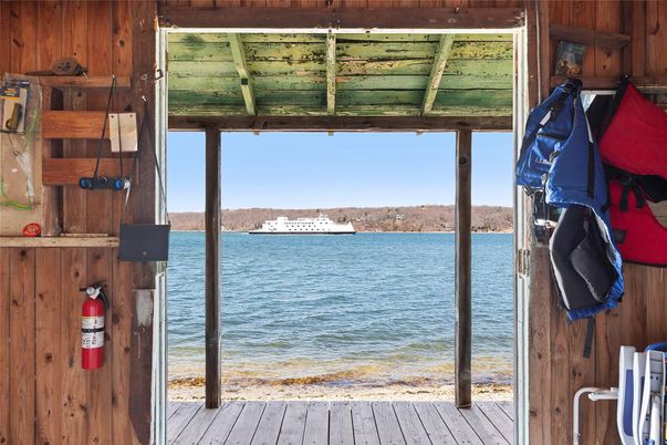 Exterior, Lake