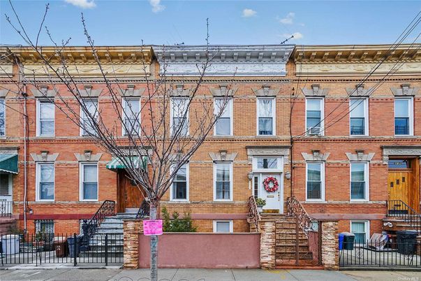 Exterior, Facade, Rowhouse