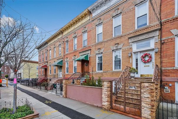 Exterior, Facade, Brick Facade, Rowhouse