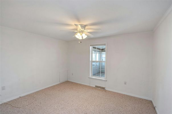 Empty room, Interior