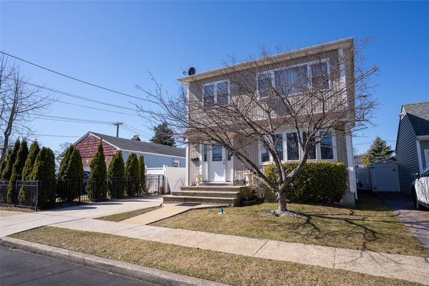 Exterior, Facade, American Foursquare