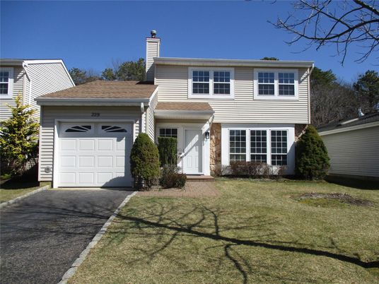 Attached, Exterior, Facade, Split Level