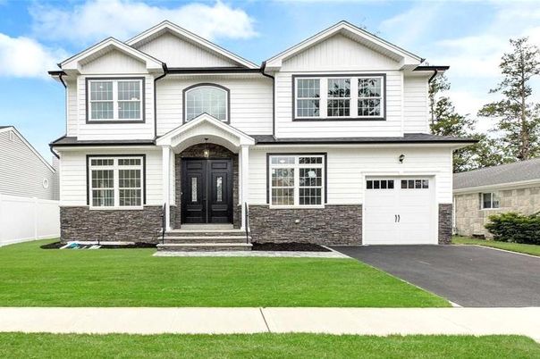 Attached, Exterior, Facade, Farmhouse