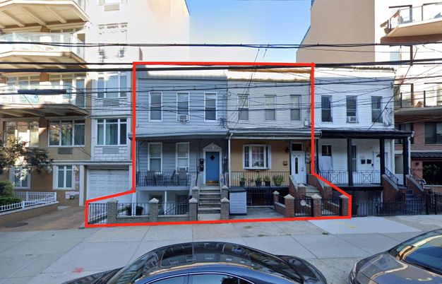 Exterior, Facade, Rowhouse
