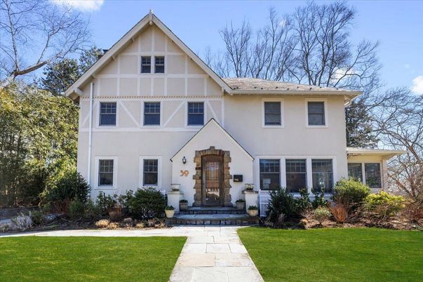 Exterior, Facade, Farmhouse