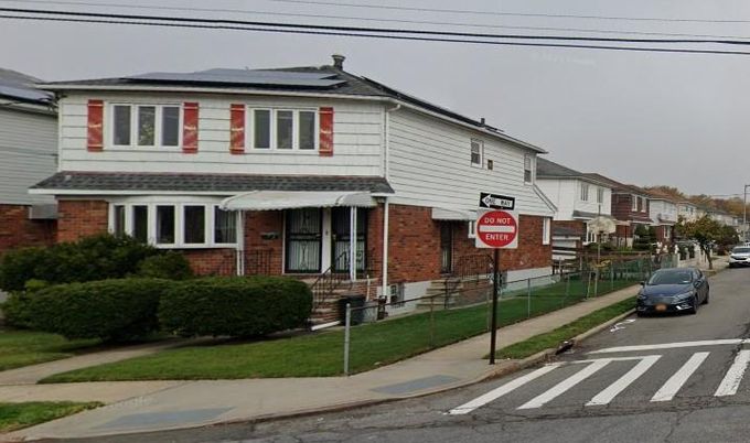 Exterior, Facade, Brick Facade, American Foursquare