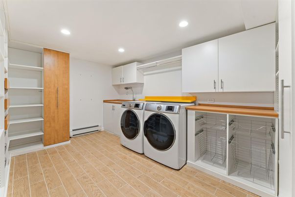 Interior, Recessed Lighting, Washer, Wood Texture Flooring