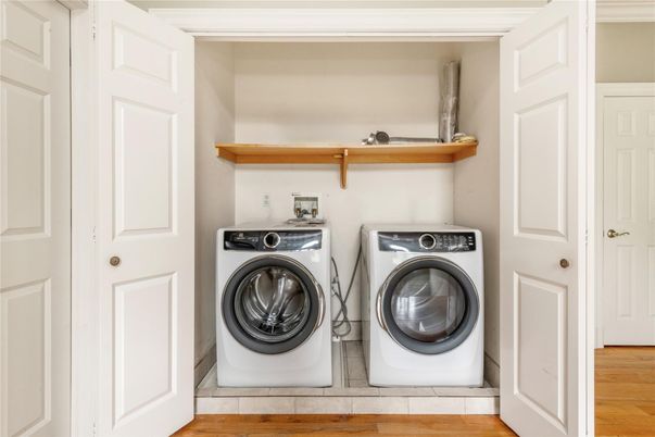 Interior, Washer, Wood Texture Flooring