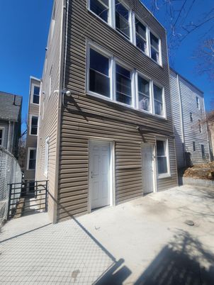 Exterior, Facade, Rowhouse