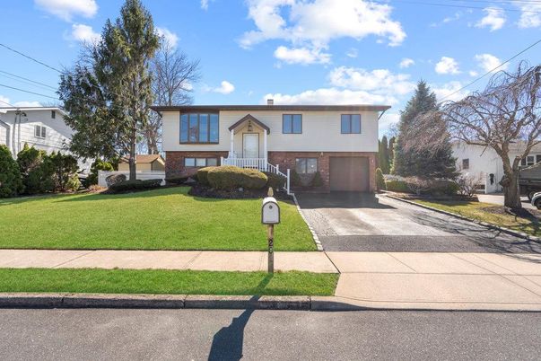 Attached, Exterior, Facade, Brick Facade, Raised Ranch