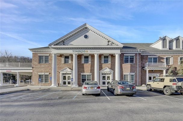 Exterior, Facade, Brick Facade, Chicago School