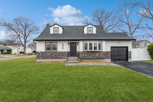 Attached, Exterior, Facade, Cape Cod