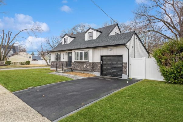 Attached, Exterior, Facade, Cape Cod