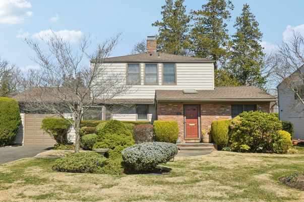 Attached, Exterior, Facade, Brick Facade, Split Level