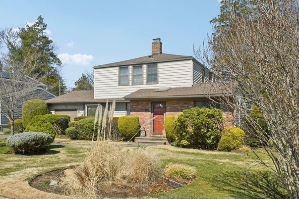 Exterior, Facade, Brick Facade, Split Level