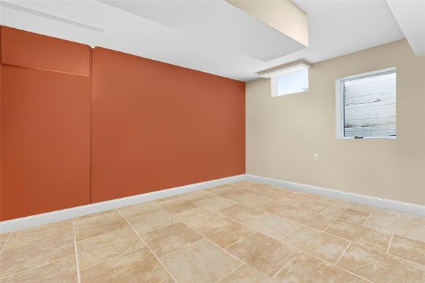 Empty room, Interior