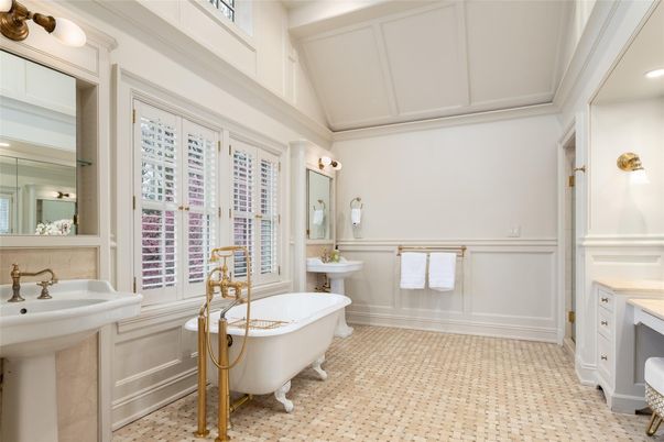 Bathroom, Dual Sink Vanities, Free Standing Baths, Interior, Recessed Lighting