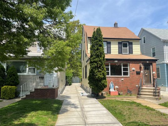 Exterior, Facade, Brick Facade, American Foursquare