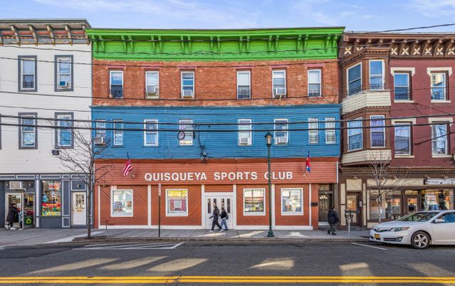 Exterior, Facade, Rowhouse