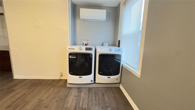 Interior, Washer, Wood Texture Flooring
